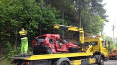 Prudký náraz kamionu zdemoloval auto, spolujezdkyně nepřežila