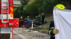 Při nehodě na D5 zahynuli tři lidé. Za tragédii může zřejmě prasklá pneumatika