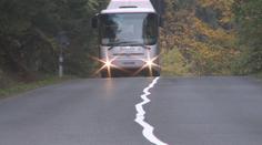 To jste ještě neviděli. Takhle malují silniční značení na Semilsku