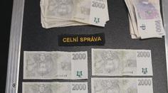 Senior poslal podvodníkům půl milionu. Úplnou náhodou získal peníze zpět