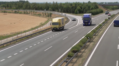 Dodávka vybrzdila kamion. Šoféři často neví, jak se na nájezdech chovat, míní experti