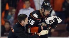 KRUTÉ! Anaheim vykoupil vítězství krvavým zraněním kapitána