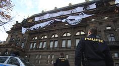 Střechu Národního divadla obsadili aktivisté! Poškodí národní památku?