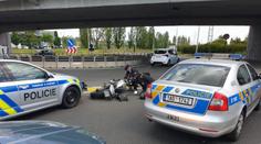 Zběsilá honička v ulicích Prahy, motorkář ohrožoval všechny kolem! VIDEO