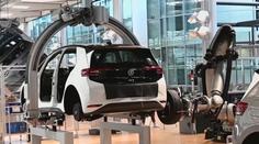 Škodovka je výdělečnější než Porsche. Volkswagenu ale celkově klesají tržby