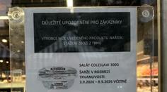 Řetězec na výlohy vyvěsil varování. Oblíbený salát nejezte, vrátí vám peníze