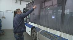 Střelba na autobus! Pachatel zasáhl dvě okna, uvnitř bylo 13 lidí
