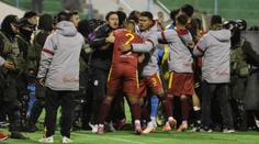Rvačky, slzný plyn i 17 červených karet. Bolivijský fotbal řeší skandál