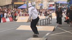 Skateboardoví mistři v akci: Náročné závody byly plné pádů a překážek