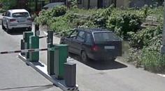 Chtěl ušetřit pár korun, proto prorazil závoru. Parkovné mu ale účtují už několik dní!