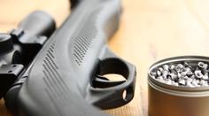 Opilec vzduchovkou rozstřílel audi, pak ještě mával nožem!