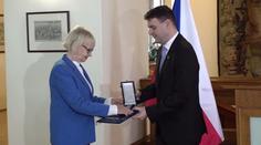 Jedna z nejkontroverznějších postav české diplomacie Filipi dostala medaili