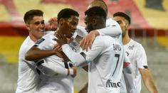 Lille smetlo Lens a drží náskok na PSG. Na Ostrovech ztratil Leicester
