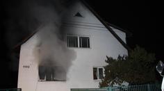 Seniorku vyhnaly v noci z domu plameny, obývák jí vyhořel!