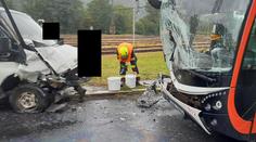 V Ústí nad Labem se autobus srazil s dodávkou. Na místě jsou ranění