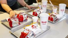 Nová konkurence pro oblíbené fastfoody. Do Česka míří legendární značka