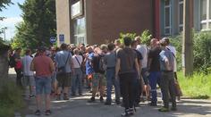 Zaměstnanci protestovali před hutí Liberty. Žádají náhradu mzdy