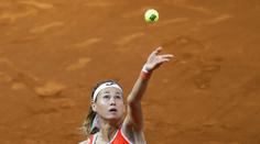 Derby českých tenistek v Madridu ovládla Bouzková. Postupuje i Muchová