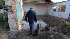 Lidé chtěli opravit dům, zůstaly jim ruiny. Případ je mnohem horší, než se zdálo