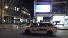 Opilý cizinec narazil tramvaje. Jako by si hrál na spidermana, popsal řidič
