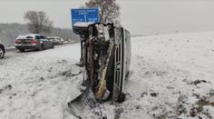 Česko zasypal sníh. Počasí komplikuje dopravu, na horách hrozí laviny