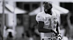 Na hlavu mu spadl ocelový trám. Bývalý hráč NFL zemřel na následky nehody