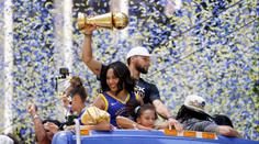 Warriors se vydali na průvod městem. Z autobusu házeli na koše