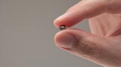 Některé trendy mohou být nebezpečné. Po internetu teď kolují falešné piercingy