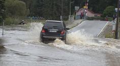 Bouřky způsobily řidičům velké problémy. Některé škody ale pojišťovny neproplatí