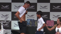 Kdo je má větší? Ronaldo si s japonským chlapcem porovnával břišáky
