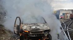 Ukradli ze sběrny auto, uvízli s ním na kolejích a zapálili ho!