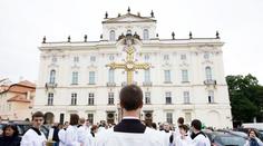 VELKÝ PŘEHLED: Jak velké pozemky si církev nárokuje v Česku. NAJDĚTE si váš kraj!