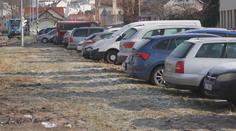Počty aut se zvyšují, parkovací místa však nejsou. Města se s tím snaží bojovat po svém