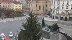 Vánoční strom už stojí v centru Prahy, rozsvítí ho kvůli epidemii tajně