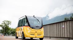 První autobus bez řidiče! Už jezdí po silnicích ve Švýcarsku