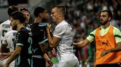 Šílený závěr v předkole o KL: Tři červené, opakovaná penalta a rvačka na hřišti