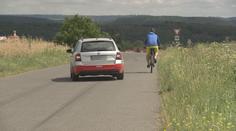 Novela zákona: Při předjíždění musí být mezi autem a cyklistou 1,5 metru
