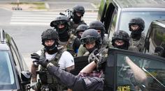 Drama v Braníku. Policie se po hodinách dostala k ženě, kterou muž držel násilím v bytě