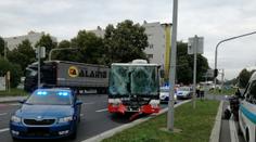 Srážka autobusu a kamionu v Praze: Zranili se řidiči i cestující!