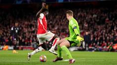 Neuerův faul, nebo do něj Saka naskočil? Sporný moment rozděluje fotbalový svět