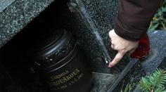 Zaplaťte nebo bude exekuce, hrozili mrtvé. Dcera přinesla urnu