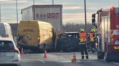 VIDEO: Děsivá nehoda na D35. Kamionu se rozhoupal přívěs a převrátil se