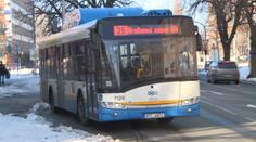 Řidič nenechal vyjet autobus, pak ho vybrzdil a blokoval. VIDEO