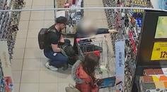VIDEO: Neskutečná drzost! Mladík okradl seniora přímo uprostřed obchodu