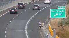 VIDEO: Blondýna na kole uháněla po slovenské dálnici. Ujela čtyři kilometry