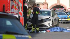 Do davu lidí v Lipsku narazilo auto. Dva mrtví a přes 20 zraněných