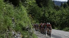 Hrůza na cyklistickém závodě. Důchodkyně vjela přímo do pelotonu