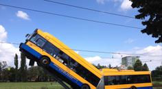 Trolejbus narazil do sloupu a vyjel po něm. Zasahoval i vrtulník
