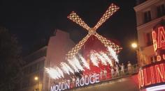 Pařížská ikona se znovu otevírá. Mlýn na střeše Moulin Rouge opravovali rok