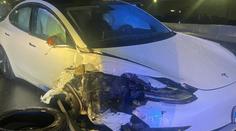Už zase! Tesla v režimu autopilota rozmlátila další policejní auto